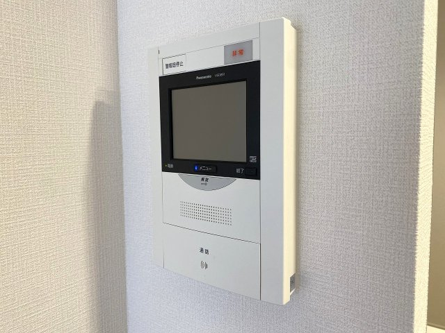 コスモ平井南リバータウンのセキュリティ|TVモニター付きインターホン
室内から来訪者の顔と声を確認できるTVモニター付きインターホン。防犯性を高め、お子様のお留守番時や一人での対応時にも安心感を与えます。