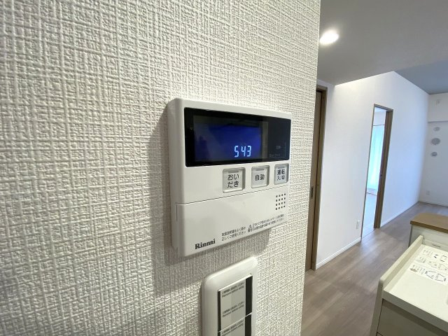 コスモ平井南リバータウンの発電・温水設備|追い焚き
スイッチひとつでお湯張りや保温ができる追い焚き機能付き給湯設備。家族で入浴時間がずれても、いつでも温かいお風呂に入ることができます。