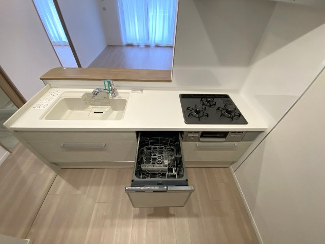 コスモ平井南リバータウンの発電・温水設備|食洗機
家事の負担を大幅に軽減するビルトインタイプの食器洗い乾燥機。手洗いよりも節水になり、食後の自由な時間を増やす嬉しい設備です。
