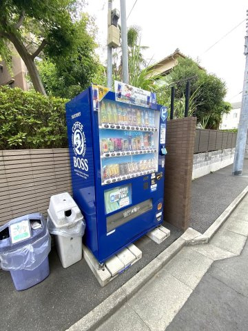 コスモ平井南リバータウンのその他共用部分|自動販売機
敷地内に自動販売機が設置されており、喉が乾いた時や急な来客時にも手軽に飲み物を購入できて大変便利です。