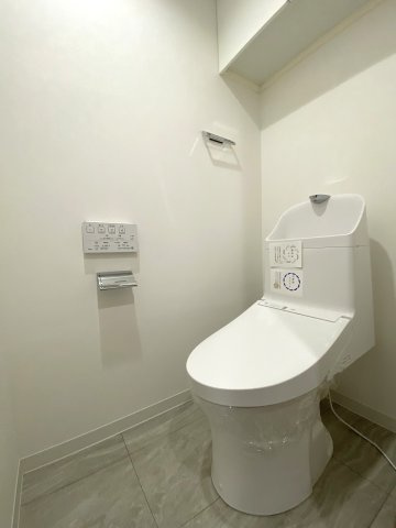 コスモ平井南リバータウンのトイレ|トイレ新規交換
新規交換済みの快適な温水洗浄便座一体型トイレ。お手入れがしやすいシンプルなデザインで、衛生面・機能面ともに気持ちよくお使いいただけます。