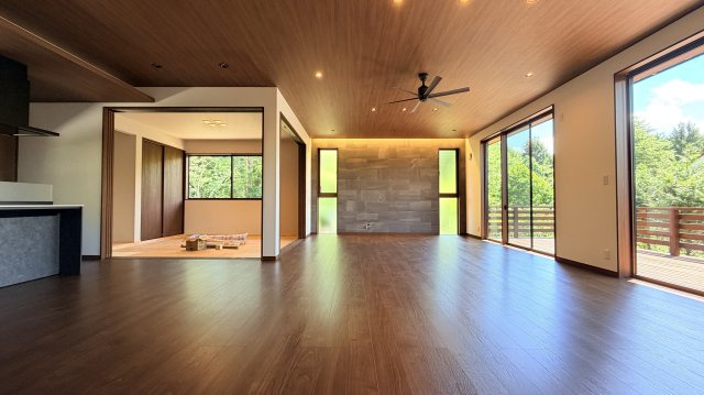 西軽井沢  追分エリア  新築平家戸建の居間・リビング