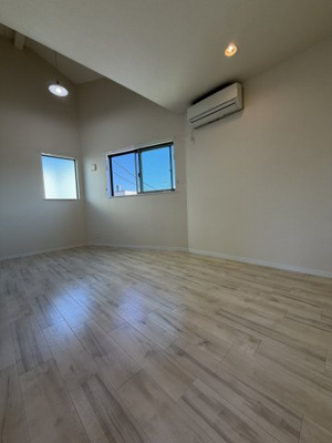 【洋室】 | 角部屋で明るい室内