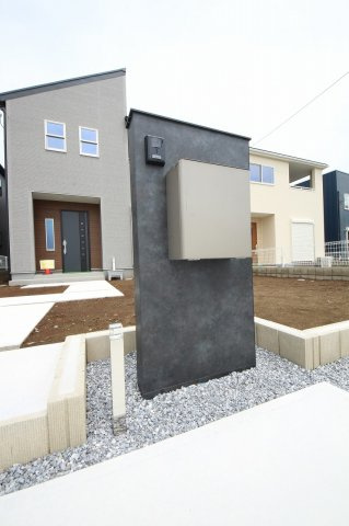 Livele Garden.S 第1栃木都賀町平川のエントランス|〇ポスト〇
駐車場とお庭との境にポストつきの門柱がございます。/2026.8.3撮影