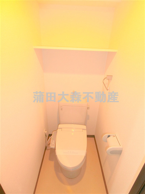 サンテミリオン大森のトイレ|温水洗浄便座と棚付のトイレの