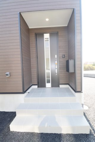 須賀川市朝日田　　　　２号棟　　須賀川第3小学校、須賀川第３中学区の玄関|※同社施工例
