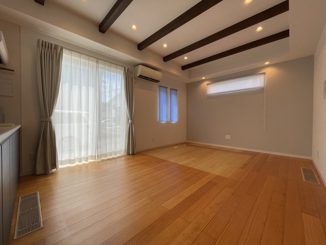 中古戸建・中古住宅　福島市町庭坂柿ノ下　庭坂小学校・吾妻中学校の居間・リビング|おしゃれな折上げ天井が魅力的な16帖のLDK！