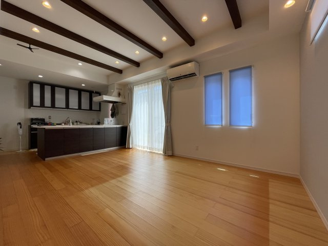 中古戸建・中古住宅　福島市町庭坂柿ノ下　庭坂小学校・吾妻中学校の居間・リビング|対面式オープンキッチンなので開放感たっぷりです！