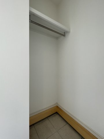 中古戸建・中古住宅　福島市町庭坂柿ノ下　庭坂小学校・吾妻中学校の収納|シューズクロークはハンガーパイプ付きなのでアウター収納に便利！