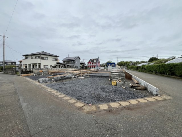 【Livele Garden】　古河市下辺見　第８　全4邸の前面道路含む現地写真|50坪以上！カースペース並列3台駐車可♪全4棟現場です（＾＾）ぜひ、お気軽にお問い合わせください♪
2026年9月撮影
