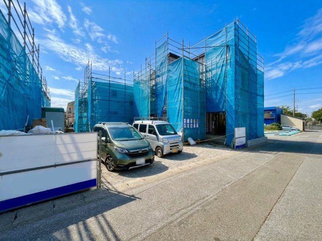 【Livele Garden】　古河市下辺見　第８　全4邸の前面道路含む現地写真|上棟しました♪50坪以上！カースペース並列3台駐車可♪全4棟現場です（＾＾）ぜひ、お気軽にお問い合わせください♪
2026年9月撮影