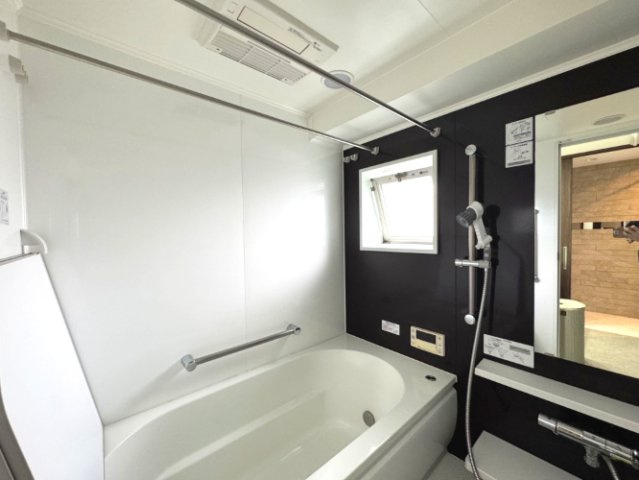 ポレスター岡山タワーレジデンスの浴室|バスルームです。角部屋のため、窓があり、換気ができます。