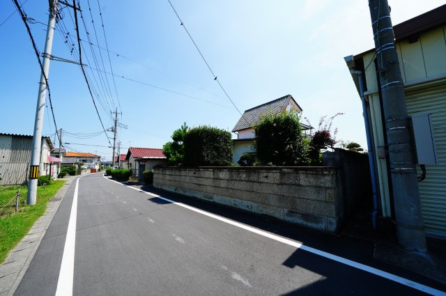 藤岡市下栗須中古住宅の前面道路含む現地写真