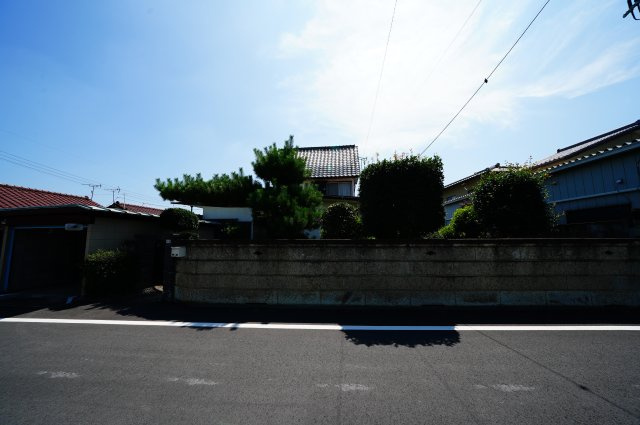 藤岡市下栗須中古住宅の前面道路含む現地写真