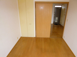 アルファ門戸の居間