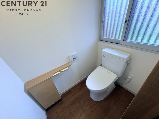 小窓もついており換気のしやすいトイレです！