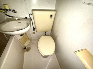 浴室内にトイレがあります♪