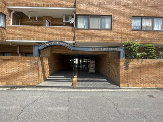 アルファガーデン番町のエントランス