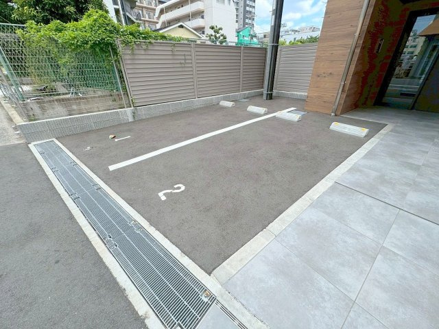 MELDIA CREST TAPP 新大阪 WESTの駐車場