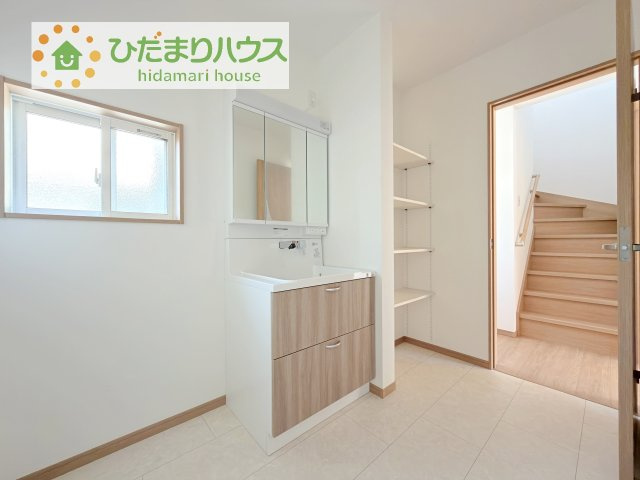 【独立洗面台】 | 土浦市荒川沖西第2期　新築戸建　3号棟 | 三面鏡の大きな鏡は憧れます(^^♪
鏡の後ろは収納となっていて、細かいものでも収納できるのでスッキリと整理できます！
