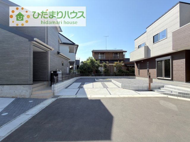【駐車場】 | 土浦市荒川沖西第2期　新築戸建　3号棟 | ゆとりある駐車スペースは、親戚や友達が遊びにきても敷地内に駐車でき、近所に迷惑かけなくてすみます。