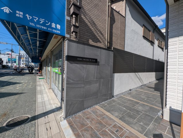 HEBEL　MAISON　学文殿のエントランス
