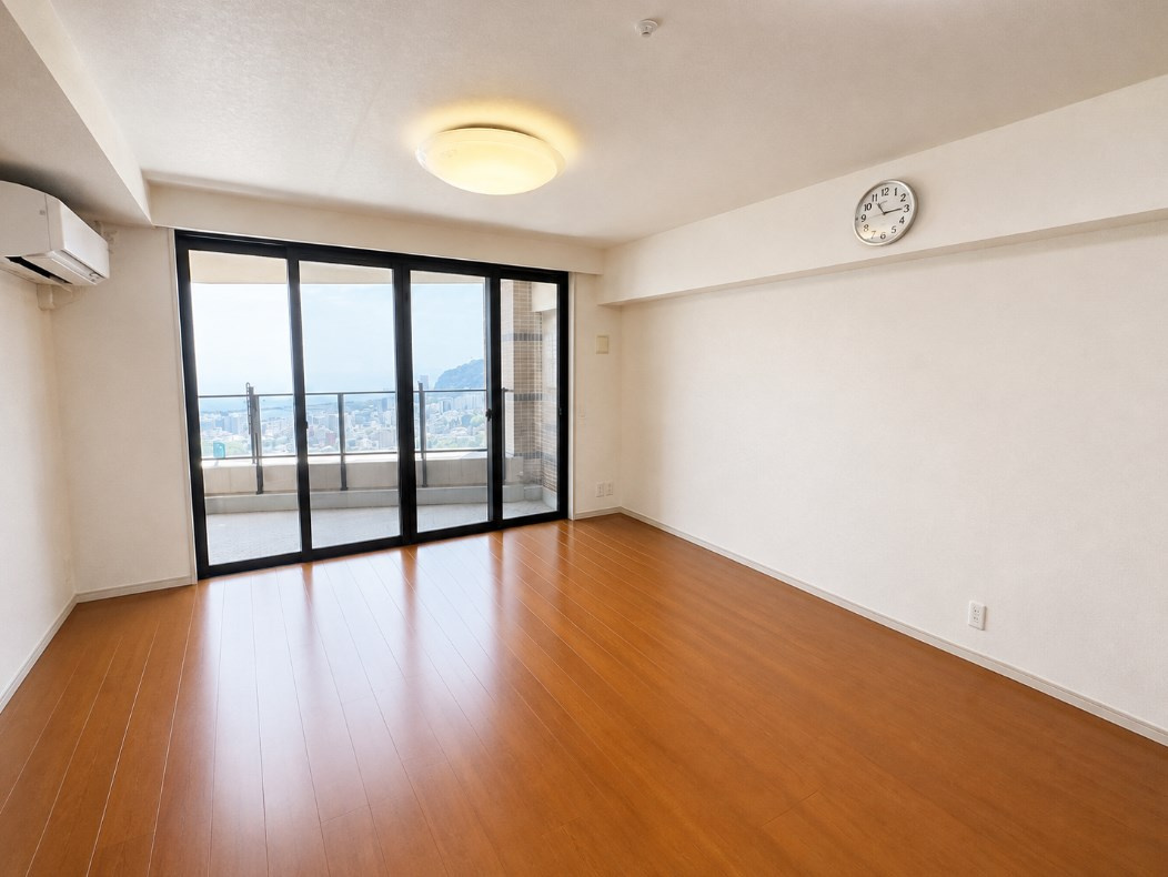 中古マンション　東急リゾートヴィラ熱海青翠の洋室|※本画像は実際の室内写真をもとに、AI画像処理により家具・家財・小物等を除去したものです。現況とは異なる場合があります。