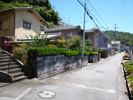 呉市天応塩谷町中古戸建1100万円の前面道路含む現地写真