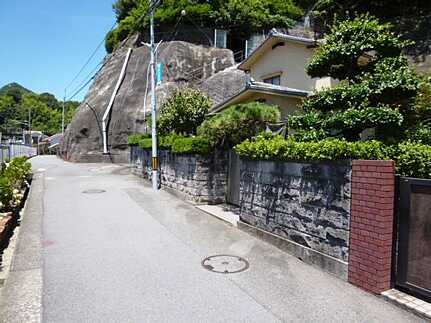 呉市天応塩谷町中古戸建1100万円の前面道路含む現地写真