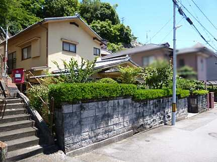 呉市天応塩谷町中古戸建1100万円の前面道路含む現地写真
