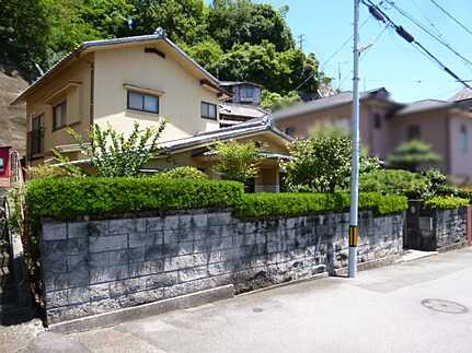呉市天応塩谷町中古戸建1100万円の前面道路含む現地写真
