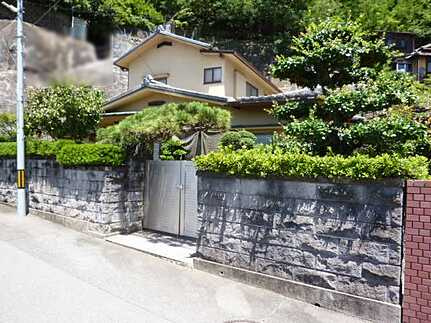 呉市天応塩谷町中古戸建1100万円の前面道路含む現地写真