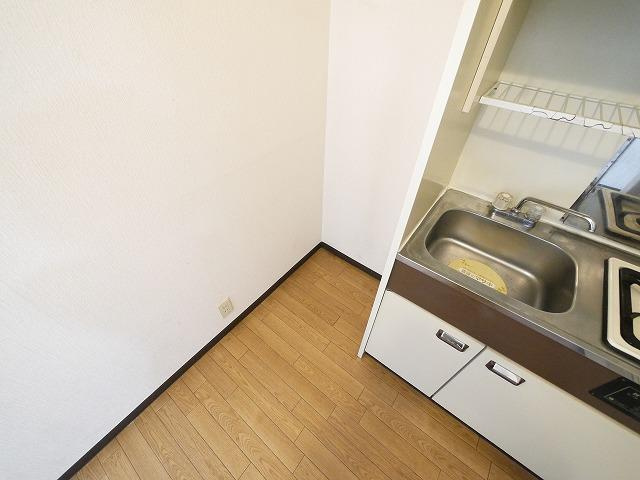 ウエストアベニューのキッチン|冷蔵庫置き場もございます。