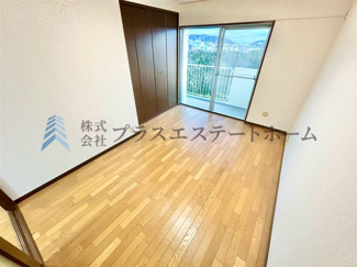 【その他】 | 鈴蘭泉台第二ハウス1号棟 | 南向きの明るい洋室♪LDKの隣にあるので様々な使い方が出来ます♪扉を開放してもっと広々リビングに♪