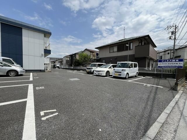 ジュネス鈴木の駐車場