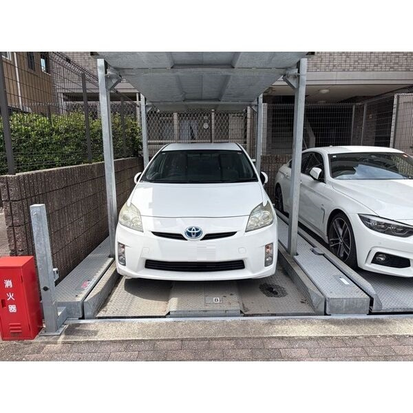 モアグレース竜美台の駐車場
