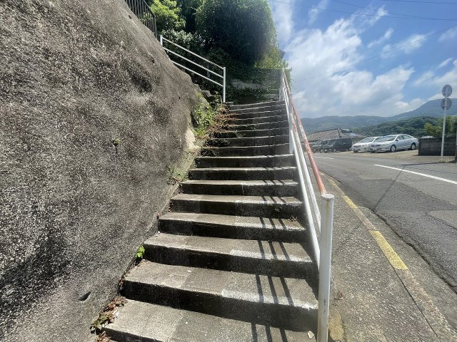 石坂町戸建の前面道路含む現地写真
