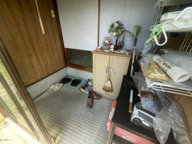 石坂町戸建の玄関
