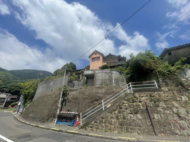 石坂町戸建の前面道路含む現地写真