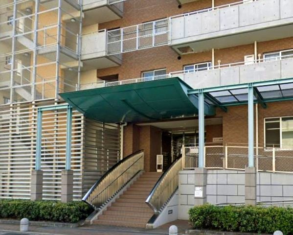 メゾン新御影のエントランス|不在時や、直接受け取らなくても安心な宅配ボックス付
