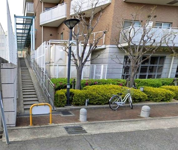メゾン新御影の駐輪場|阪神線石屋川駅・御影駅が徒歩圏。各方面アクセスがいい住居は日々の生活を助けてくれますね。

