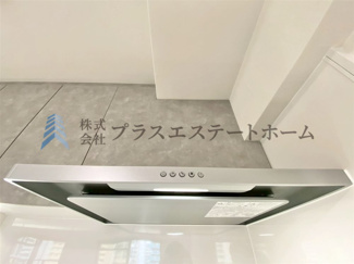 【キッチン】 | 朝日プラザ兵庫駅前通 | 【弊社施工事例】圧迫感を与えないスリムなデザインが魅力のレンジフードです♪ 