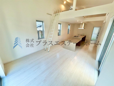 【居間・リビング】 | 垂水区つつじが丘2丁目戸建 | 吹き抜けで開放感のあるリビング♪