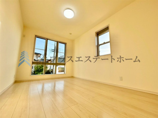 【洋室】 | 垂水区つつじが丘2丁目戸建 | どんな家具や敷物でも部屋に馴染みやすく、 コーディネートがし易そうですね♪