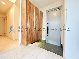 【玄関】 | 垂水区つつじが丘2丁目戸建 | 広々玄関で来客時も安心♪シューズボックスもあるためたくさんの靴を収納できます♪