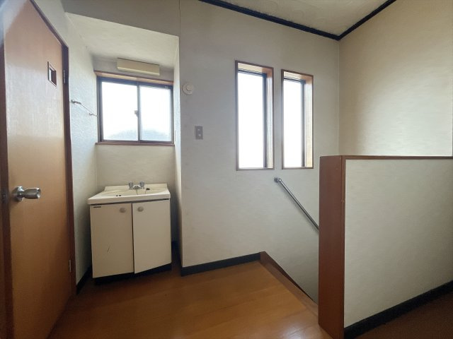 熊谷市石原　中古戸建の独立洗面台|２階ホールの洗面台