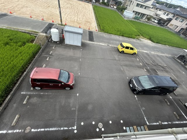 フルールの駐車場
