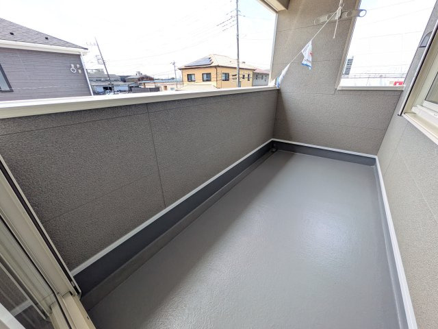土浦市生田町　第4　新築戸建　2号棟のバルコニー|人気のインナーバルコニー。室内と一体感があり、雨の日のお子様の遊び場や、ペットの安全な外気浴スペースにも最適です♪