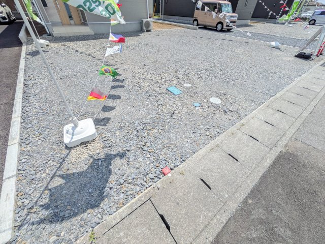 土浦市生田町　第4　新築戸建　2号棟の駐車場|駐車3台可能で、出し入れしやすいゆとりのカースペース。
月々の駐車場代が不要な点も大きな魅力です。