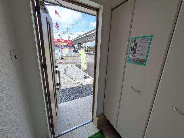 土浦市生田町　第4　新築戸建　2号棟の玄関|家族全員の靴がスッキリ片付く大容量シューズボックス完備。お客様を気持ちよく迎えられる、明るく清潔感あふれる玄関です。